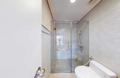 Dong Da Apartment | Relax at HongKong Tower Managed by Lily Home with Pool Access