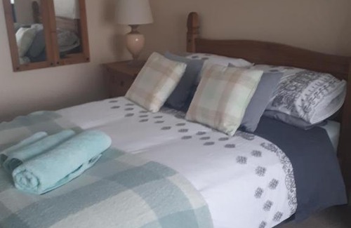 Bury St Edmunds Bed & Breakfast | Cozy Honington Fox Inn: Top-Rated Stay with Breakfast Included