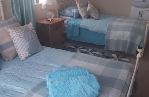 Bury St Edmunds Bed & Breakfast | Cozy Honington Fox Inn: Top-Rated Stay with Breakfast Included