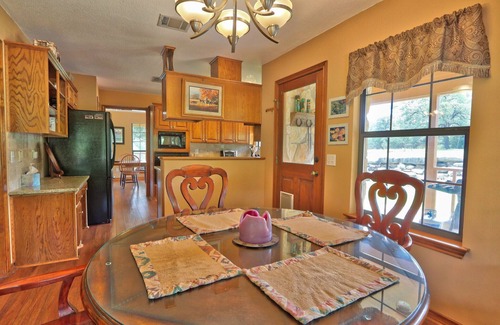Driftwood House | Pet-Friendly Honky Tonk Getaway: Secluded Retreat Awaits