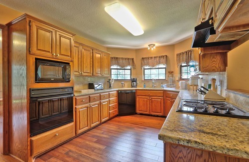 Driftwood House | Pet-Friendly Honky Tonk Getaway: Secluded Retreat Awaits