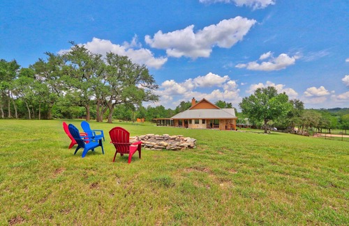 Driftwood House | Pet-Friendly Honky Tonk Getaway: Secluded Retreat Awaits