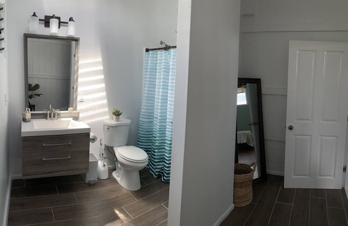 Paukaa Apartment | Honoli’i Beach Cottage: Oceanfront Bliss in a Prime Locale