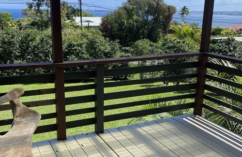 Paukaa Apartment | Honoli’i Beach Cottage: Oceanfront Bliss in a Prime Locale