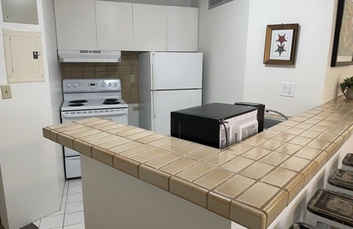 Downtown Honolulu Apartment | Discover Downtown Honolulu Oasis with Ocean Views & Pool
