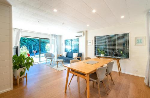 Waiheke Island House | Oneroa Holiday Home - Honu Cottage with Child-Friendly Amenities