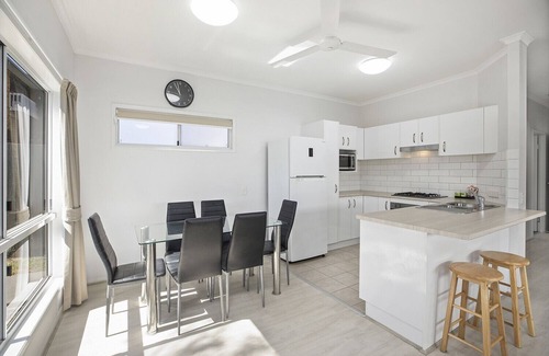 Scotts Head House | HONU, part of the Ohana Surf Bungalows (<5 minute walk to beach and shops).