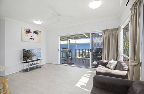 Scotts Head House | HONU, part of the Ohana Surf Bungalows (<5 minute walk to beach and shops).