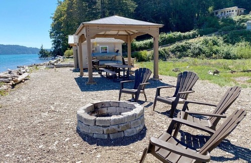Lilliwaup House | Idyllic Hood Canal Beachfront Retreat with Hot Tub & Kayaking