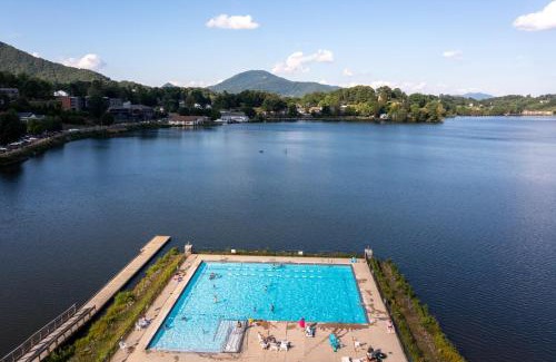 Lake Junaluska House | Pet-Friendly Stay at Hood Upper with Pool & Kid Activities