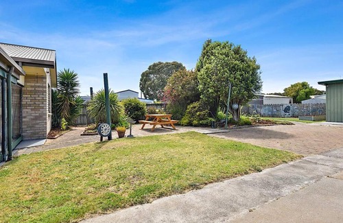 Stieglitz Apartment | Family-Friendly Hook, Wine & Sinker Retreat with Kitchen