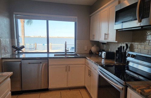 Bay Area House | Experience Hook Wine Sinker: Waterfront Oasis with Pool
