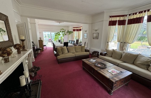 Hookwood Cabin | Relax at Hookwood Lodge: Spa, Breakfast & Family-Friendly
