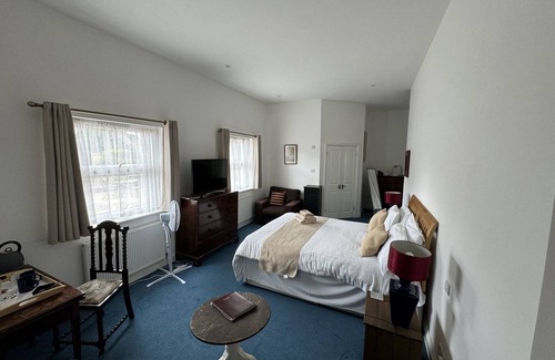 Hookwood Cabin | Relax at Hookwood Lodge: Spa, Breakfast & Family-Friendly