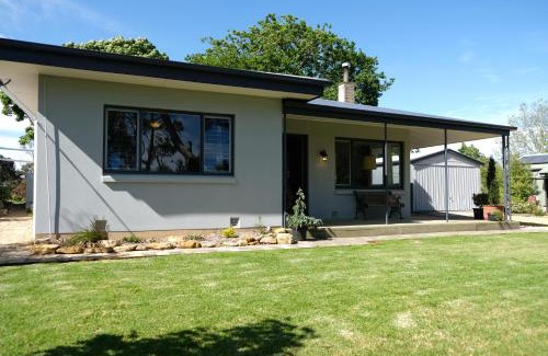 Aldgate House | Family-Friendly Hoopers Cottage: 4-Star Stay Rated 9.7