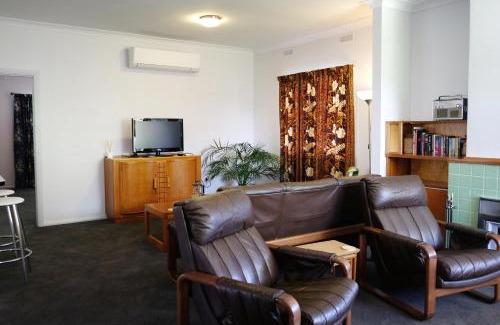 Aldgate House | Family-Friendly Hoopers Cottage: 4-Star Stay Rated 9.7