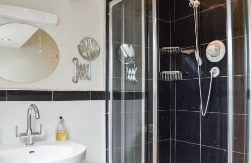 Sedgwick House | Kid-Friendly Getaway at Hoopers End - Rated 9/10 by Guests