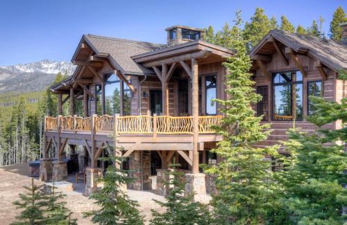Big Sky House | Hoos Views: Family-Friendly Retreat with Hot Tub Access