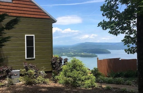 Bryant Cabin | Scenic Retreat: Hoot Owl with Lake View & Hot Tub