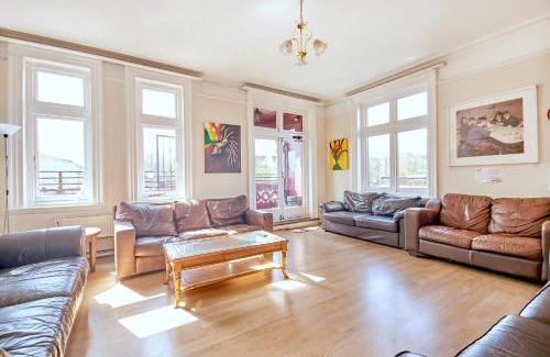 Brixton Hostel | Discover Hootananny Hostel: Poolside Retreat Awaits You