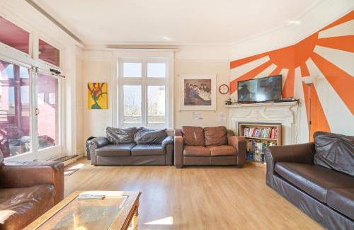 Brixton Hostel | Discover Hootananny Hostel: Poolside Retreat Awaits You