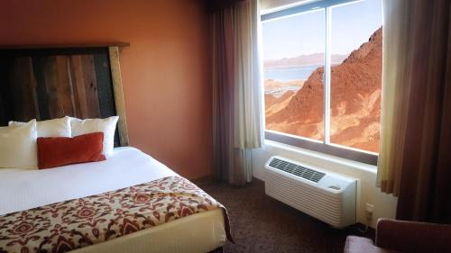 Boulder City Hotel | Discover Comfort at Hoover Dam Lodge with Pool & Ocean Views
