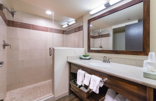 Boulder City Hotel | Relax at Hoover Dam Lodge: Pool, Spa & Family Amenities