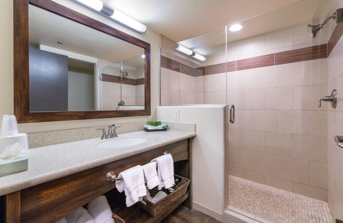 Boulder City Hotel | Relax at Hoover Dam Lodge: Pool, Spa & Family Amenities