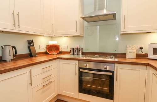 Sittingbourne Cottage | HOP HOUSE: Family-Friendly Cottage with Ocean Views