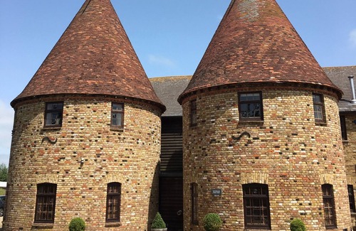 Sittingbourne Cottage | HOP HOUSE: Family-Friendly Cottage with Ocean Views