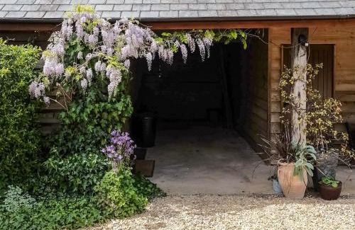 Westbrook Court House | Guest Rated 9.7: Family-Friendly Hop Kiln Barn Awaits