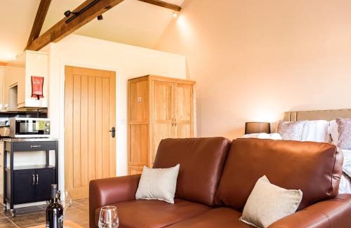 Westbrook Court House | Guest Rated 9.7: Family-Friendly Hop Kiln Barn Awaits