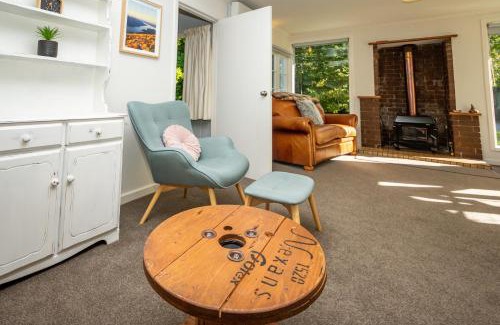 Te Anau House | Ideal Getaway: Hop, Skip and Jump to the Lake - Te Anau House