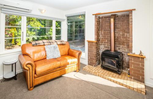 Te Anau House | Ideal Getaway: Hop, Skip and Jump to the Lake - Te Anau House