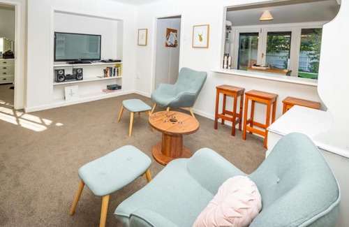Te Anau House | Ideal Getaway: Hop, Skip and Jump to the Lake - Te Anau House