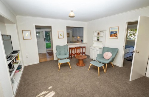 Te Anau House | Ideal Getaway: Hop, Skip and Jump to the Lake - Te Anau House