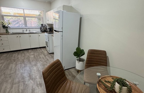 Glenelg East Villa | Discover Glenelg: Steps from Morphettville Racecourse