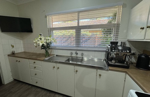 Glenelg East Villa | Discover Glenelg: Steps from Morphettville Racecourse