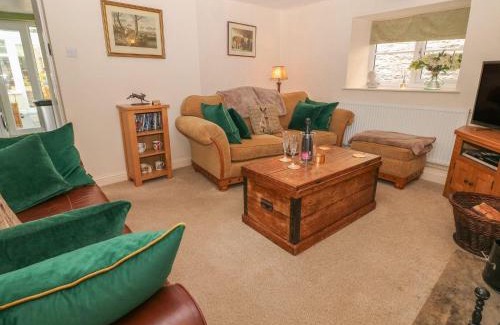 Castleton House | Enjoy Hope Cottage: Pet-Friendly 4-Star Retreat Awaits