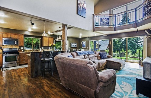 East Hope House | Idyllic Hope Idaho Home with Great Lake Views & Pool