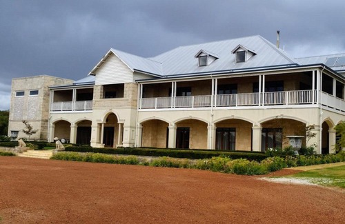 Henty Bed & Breakfast | Experience the Serenity of Hope Springs Farm with Hot Tub