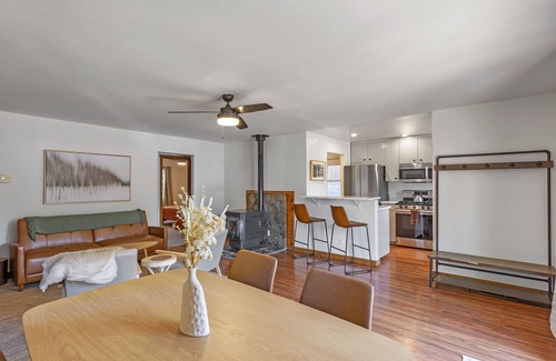 June Lake House | Experience Hoppy Hollow: Bungalow Near the Brewery