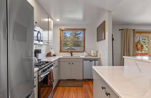 June Lake House | Experience Hoppy Hollow: Bungalow Near the Brewery