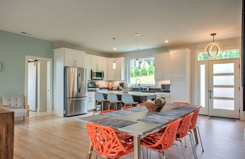 Leicester House | Indulge in Hops and Dreams: Mtn Views & Hot Tub Retreat