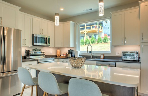 Leicester House | Indulge in Hops and Dreams: Mtn Views & Hot Tub Retreat