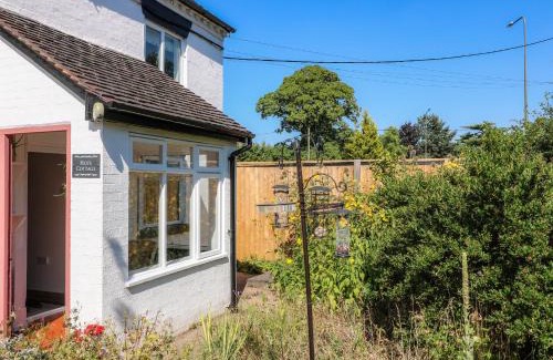 Doveridge House | Inviting Hops Cottage: Family-Friendly Retreat with 4 Stars