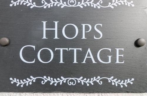 Doveridge House | Inviting Hops Cottage: Family-Friendly Retreat with 4 Stars