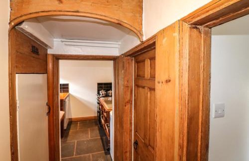 Doveridge House | Inviting Hops Cottage: Family-Friendly Retreat with 4 Stars