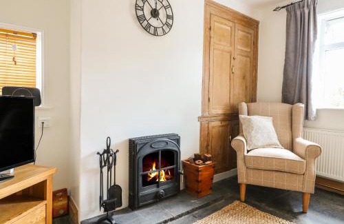 Doveridge House | Inviting Hops Cottage: Family-Friendly Retreat with 4 Stars