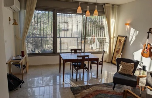 Haifa Apartment | Spacious 4BR HOREV for Film Festival & Beach Getaway